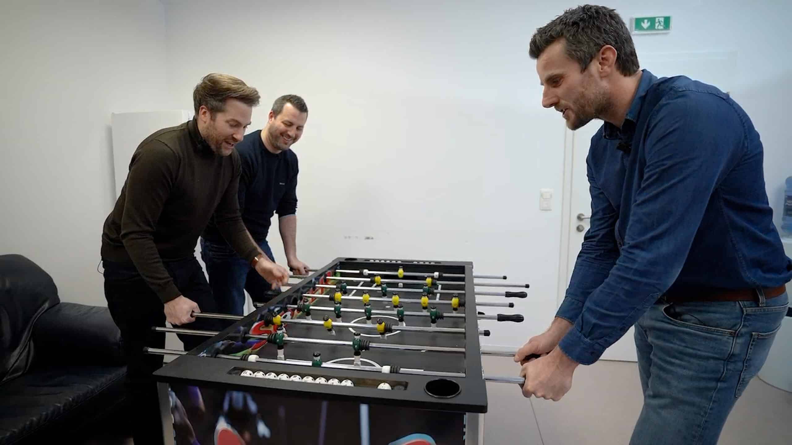 Photo des 3 fondateurs de B2C Group lors d'une interview